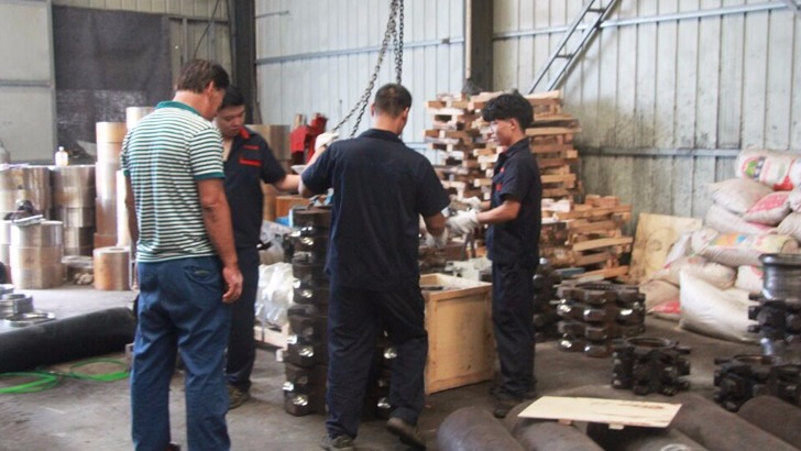 雙志機(jī)械與徐總簽訂合同，愉快成交