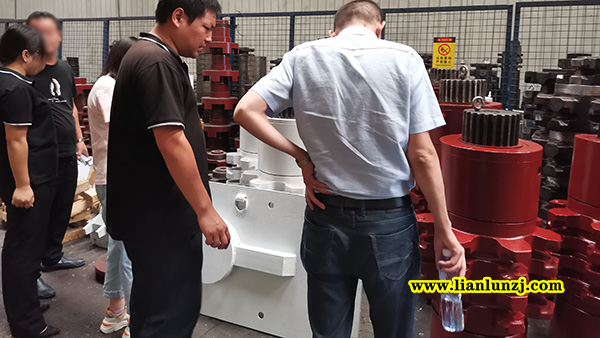 貴陽彭總開展刮板機(jī)配件業(yè)務(wù)，來我廠考察參觀！