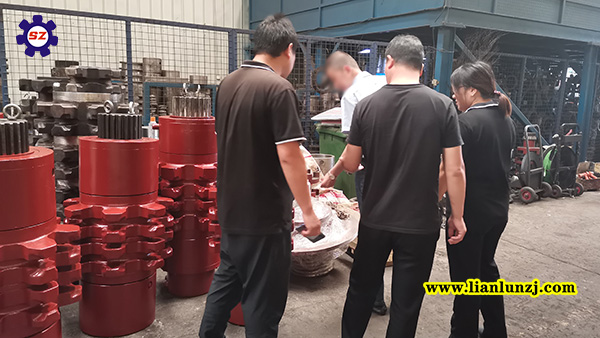 貴陽(yáng)彭總開(kāi)展刮板機(jī)配件業(yè)務(wù)，來(lái)我廠考察參觀！