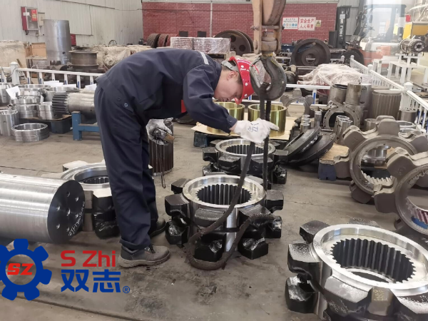 致敬每一位一線工人，堅(jiān)守崗位，兢兢業(yè)業(yè)。_河南雙志